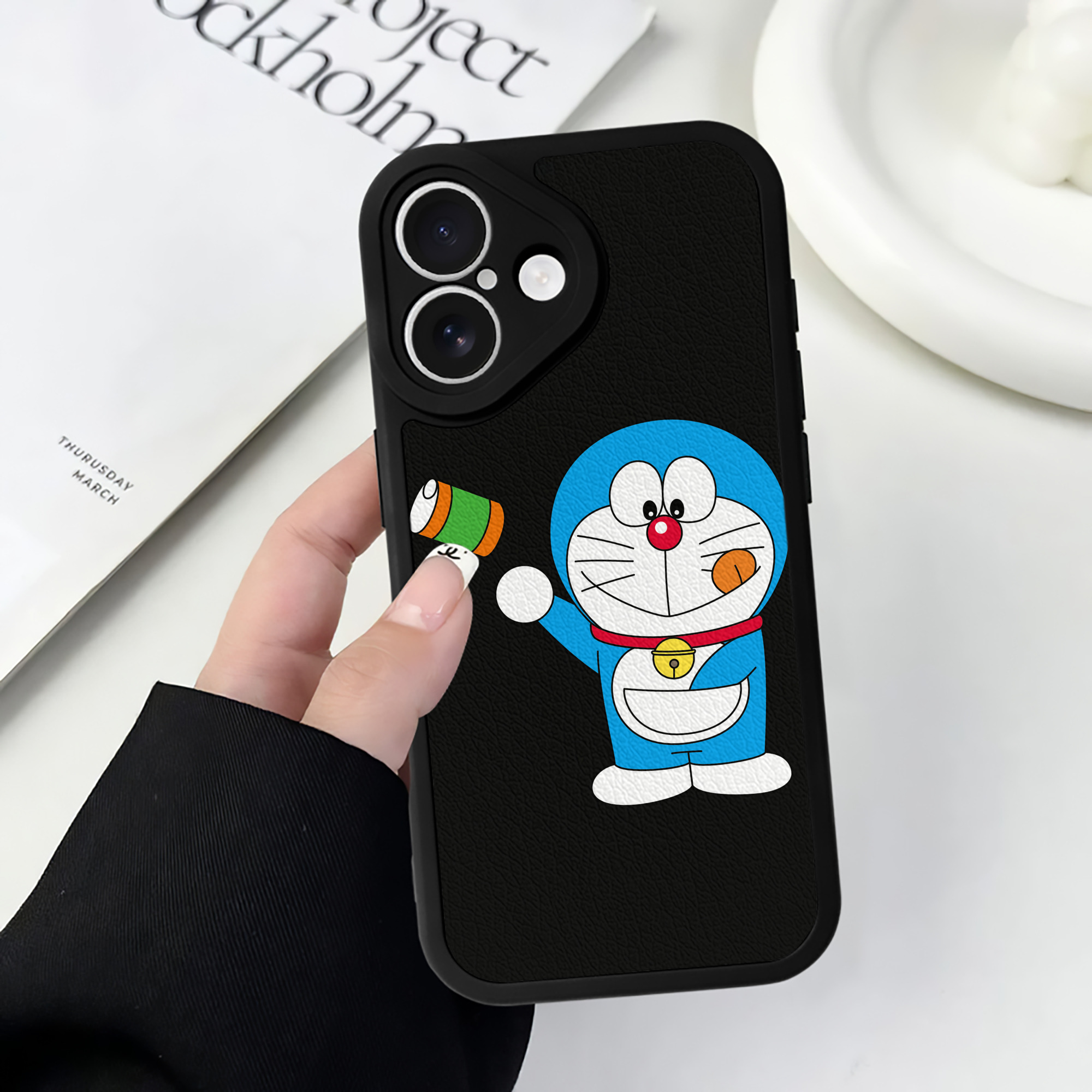 （画像用） ドラえもん Doraemon 【iPhone 16シリーズ対応】シリコンスマホケース（レザー調） 材質：シリコン